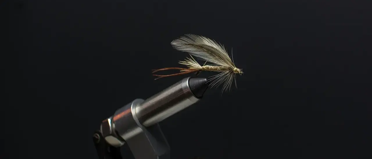 Er fiskejakker normalt udstyret med lommer eller opbevaringsrum til fiskeudstyr?