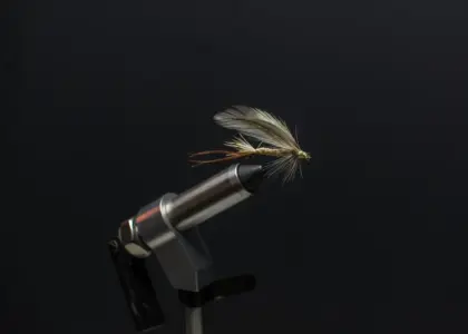 Er fiskejakker normalt udstyret med lommer eller opbevaringsrum til fiskeudstyr?